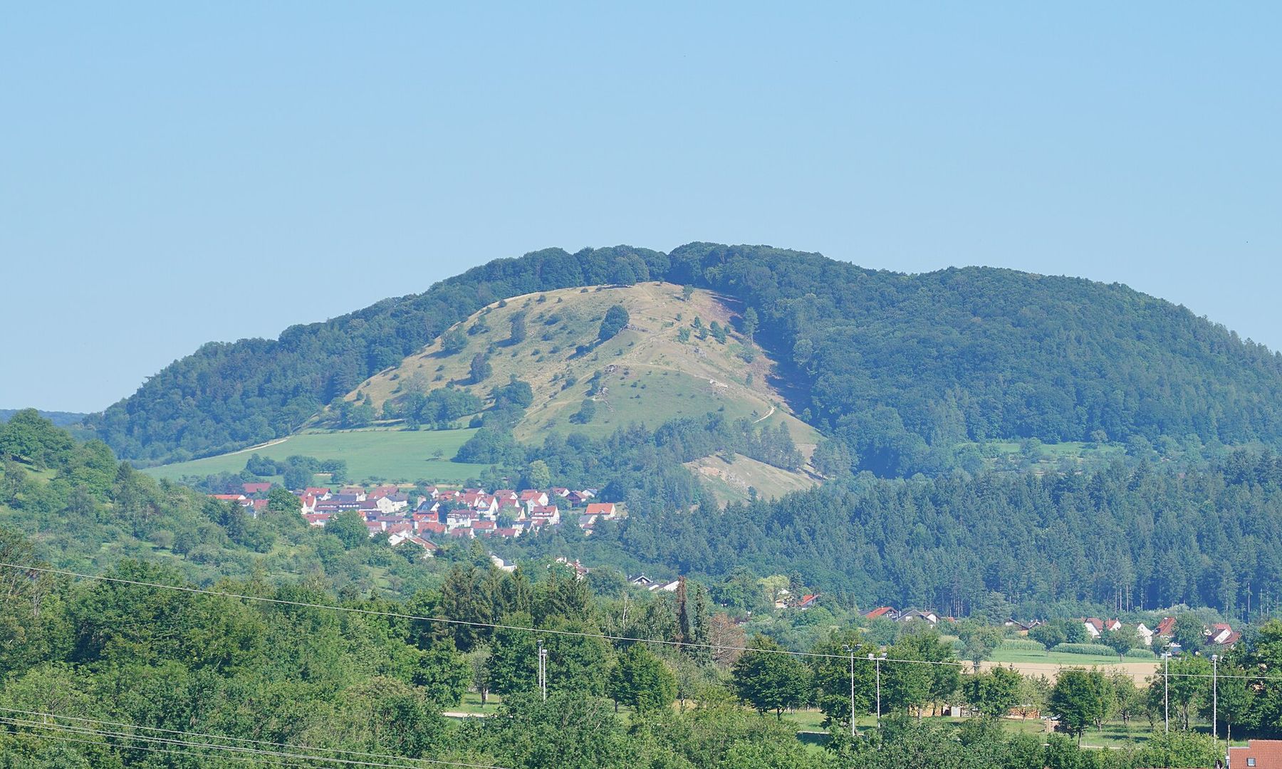 Der Jusi mit Kohlberg an seinem Fuß, umgeben von Wald und Wiesen